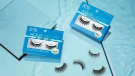 Ni adhesivo ni imanes: la nueva revolución en pestañas postizas pasa por el agua. Es la propuesta de Ardell, que lanza Aqua Lashes, para miradas de impacto al agua
