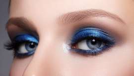 La maquilladora Cristina Lobato desvela los siete trucos imprescindibles  para lucir con estilazo la tendencia azul en la mirada