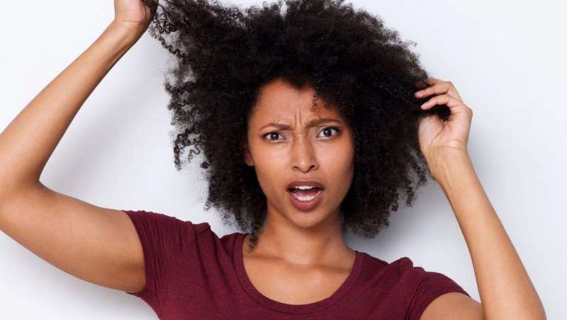 La importancia de eliminar las sustancias químicas cancerígenas de los productos para el cabello de las mujeres negras