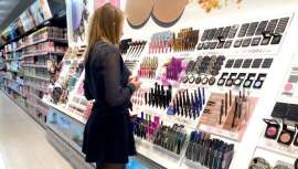 Maquillaje y fragancias, las categorías más afectadas. Mientras los productos de cuidado personal aguantaron mejor. Aunque existen algunas diferencias según países