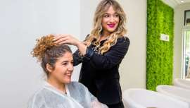 En homenaje a los miles de profesionales de la peluquería de nuestro país, y también del resto, y en un momento crucial de la historia no solo de la peluquería, sino del mundo, hoy ensalzamos esta profesión centenaria revisando trayectorias 