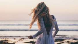 La deshidratación del cabello conlleva otros problemas como el tacto áspero, la pérdida del brillo, el cabello más quebradizo, débil y con tendencia a la rotura, puntas abiertas y más