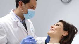 Prestigioso médico estético que ejerce su labor en LeClinics , el Dr. Evia revisa para nosotros cuáles son los tratamientos recomendados en la lucha contra las manchas solares, las cuales también define, enumerando sus causas