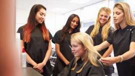 La derogación del decreto del 10 de marzo de 1992 que limitaba el número de aprendices dentro de una misma empresa debería revitalizar el sector, ya que peluquería y belleza son de los diplomas y profesiones más demandadas entre artesanos 