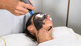 Carbon Peel es un tratamiento que limpia el poro, unifica el tono y aporta luminosidad de manera instantánea para una piel completamente renovada este otoño