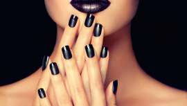 Brancos e negros nunca saem de moda, embora este último seja o contraponto perfeito para o nu e pastel visto nesta temporada. Descubra as propostas mate e glitter em preto que vai varrer este outono-inverno