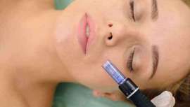 Una de las técnicas más innovadoras y no invasivas para asegurar el cuidado y mantenimiento de la piel en su mejor estado y lograr resultados eficaces y duraderos contra el envejecimiento, Dermapen, el lápiz mágico 