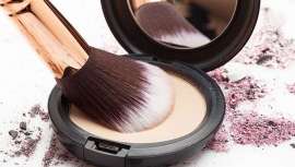Un básico del makeup que renace con fuerza impulsado por las nuevas técnicas del maquillaje. El polvo compacto matiza e ilumina y se convierte en el aliado fiel del baking, que cubre imperfecciones o el whisking, que aporta dimensión