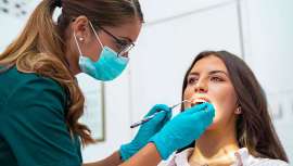 En vacaciones la salud bucodental suele resentirse debido a factores como pasar más tiempo fuera de casa, sobremesas prolongadas, consumo de bebidas azucaradas y alimentos poco saludables… Por ello, el Dr. Andrés Sánchez recomienda una revisión