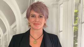 A franca, no le gana nadie. Llata, Mª José, lo tiene claro y lo suyo es una peluquería que le ocupa el alma, y la vida, con una entrega tal que pocos le imitan. Ella es única y sui géneris y así lo cuenta y lo contamos, para que se sepa 