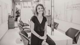 Como tampoco lo tiene la experiencia y saber hacer de Concha, peluquera extremeña que traspasa fronteras por su trato y sabiduría a la hora de dirigir un negocio y complacer a quienes por ella apuestan y en quien confían