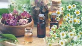 La aromacología y la aromaterapia estudian y trabajan el uso de los aceites esenciales para tratar diferentes problemas físicos y mentales. Desde Kneipp, explican cómo practicarlas en casa