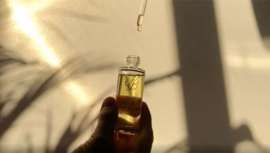 Evita la aparición de brillos y mejora las impurezas con un aceite esencial que echa abajo el mito de que este tipo de emulsiones no son compatibles con las pieles grasas