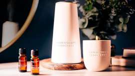 La nueva colección para hogar de la firma británica apuesta por la tecnología de difusión de los spas para crear paisajes olfativos sensoriales y por la cera de soja 100% natural
