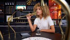 El fundador Hans Schwarzkopf dio comienzo a la marca como farmacia en Berlín. Ahora, más de 120 años después, la firma regresa a sus orígenes con la apertura de una nueva oferta minorista