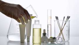 Se llaman eternos porque tienden a quedarse y acumularse tanto en el ambiente como en el cuerpo. Y son muchos más de los que parecen a pesar de la apuesta por la belleza limpia. Frente a su peligro, sin embargo, no se identifican en las etiquetas