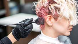 Segundo um relatório da BBC, os cabeleireiros britânicos observaram erupções cutâneas e queimaduras, depois de realizar uma tinta para o cabelo em ex pacientes com Covid-19 que nunca tinham mostrado reações alérgicas
