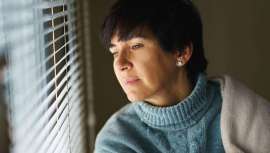 El cabello tiende a volverse más débil, seco o quebradizo en este ciclo y se produce una pérdida de grosor en el mismo, aunque suele ser un proceso reversible