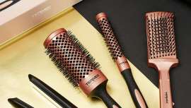 Sin duda, se trata de una propuesta única y original para regalar estas navidades, porque la fiebre del oro rosa envuelve a estos cepillos exclusivos, femeninos y elegantes