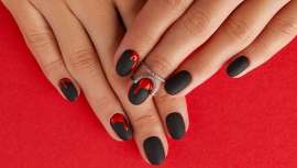 Descubrimos las tendencias más creepy de 2021. Rojo sangriento, naranja calabaza, blanco calavera y negro telaraña, clásicos a los que sumar los esmaltes Glow Up de Orly que brillan en la oscuridad y los diseños con murciélagos y esqueletos