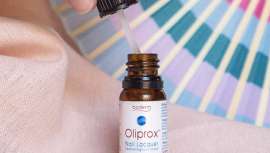 Olyan farma propone un producto para tratar este problema, al mismo tiempo que evita la expansión de los hongos a uñas adyacentes: Oliprox® Laca de Uñas