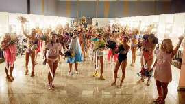 Peluqueros Solidarios de JLH Peluquerías junto a las afectadas de cáncer de mama en su día más emocionante. Te lo contamos todo del Desfile We Swim Together (Nadamos juntas)