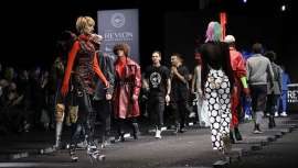 Más esperada por ser de nuevo física, aunque con todavía algunas restricciones de aforo, que no restaron un ápice de espectacularidad a esta edición pospandemia celebrada en el Espacio Pasarela Salón Look en IFEMA Madrid