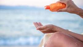 Dicho informe, que avala nuevamente la seguridad y fiabilidad de ciertos productos de protección solar, calma la alarma generada tras la petición de retirada de algunos fotoprotectores cosméticos por un etiquetado supuestamente erróneo del FPS