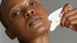 Sácale el máximo partido en casa a este masaje facial con el gadget antiedad y los tratamientos específicos que la tienda online de cosméticos de autor mumona.com selecciona para ti