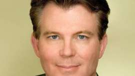 Maas es una figura de gran prestigio en el campo de la cirugía plástica y estética, fundador de The Maas Clinic en San Francisco (EE.UU.), comprometido con la investigación, la educación y el desarrollo de la especialidad 