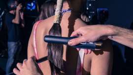 Las herramientas de ghd, imprescindibles en los backstages de la moda y eventos de alfombra roja, crearon los looks de peinado formando equipo con los profesionales de peluquerías JLH 