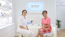 La periodista y presentadora de televisión nos acompaña a un salón de belleza Skeyndor para hablar sobre el proyecto Skeyndor Experience, del cual también podrá disfrutar el centro que resulte ganador en el concurso que la marca ha preparado