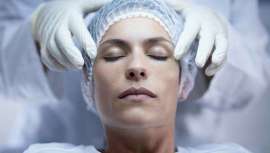 La blefaroplastia es la cirugía que buscas para corregir los párpados caídos, las ojeras o las patas de gallo, que tanto envejecen el rostro