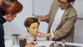 El sector de la cosmética y la perfumería en Francia apuesta por dar una solución (prácticas, trabajo-estudio, empleo) a 12.000 jóvenes para 2023, anuncia el clúster de competitividad Cosmetic Valley y varias organizaciones profesionales