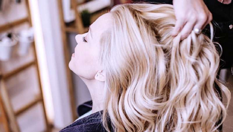 Una experiencia irresistible en el salón de peluquería, nuevo 'Blonde Menú' de Color Wear Gloss Toner