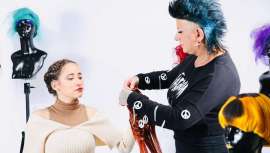 Ponemos la atención en una discusión nada efímera, sino contundente y de intenso debate. ¿Para qué sirve una colección de peluquería? Responde Anna Barroca 