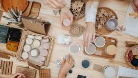 Cosméticos, tratamientos y rutinas beauty sostenibles. La industria cosmética pone en marcha sus motores cero emisiones e innova. Revisamos algunos de los ejemplos que están revolucionando el reciclaje en el mundo de la belleza