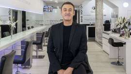 Concibe su peluquería, el salón Fernando Cara, como el engranaje de una máquina perfecta que cuida, mima y optimiza cada día con la pasión del principio. Así es este profesional peluquero, a la postre empresario, empeñado en la excelencia 