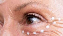 Reafirma, tonifica y reestructura el óvalo facial, y combate la sequedad, las arrugas, la flacidez y la glicación responsable del tono amarillento de la piel