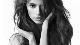 El lavado excesivo arrastra los aceites naturales del cuero cabelludo y hace que la producción de sebo aumente mientras reseca el cabello de medios a puntas