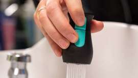 Se trata de un cabezal de ducha único que puede reducir el consumo de agua hasta en un 65%, lo que  equivaldría a ahorrar hasta 6.800 millones de litros de agua si se instalase en 100.000 salones de peluquería 