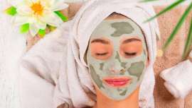 La farmacéutica Rocío Escalante, titular de Arbosana Farmacia y experta en dermofarmacia, señala que las mascarillas faciales tienen múltiples beneficios para la piel, pero también para el bienestar. Y nos enumera 5 de sus máximos efectos