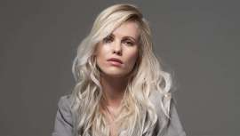 Porque es una herramienta útil e imprescindible para realizar servicios de aclarado incluso en el cabello difícil y tratado cosméticamente utilizando tu técnica favorita. Una nueva herramienta Sens.ùs para las fans del rubio puro