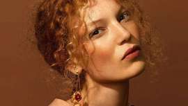 Los estilistas nos recuerdan que el flequillo puede peinarse lateralmente para ofrecer un look diferenciador y de igual forma, jugar con mechones en la frente para aportar un matiz diferente a un recogido o peinado