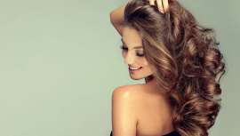 Para aportarle un estilo diferente a tus peinados, tan decisivos en estas fiestas por la multiplicación de eventos a los que asistimos, te presentamos una serie de productos para el cabello que te ayudarán a brillar