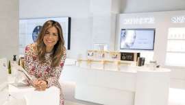 La belleza más brillante se da cita en el nuevo Skeyndor Lab de Barcelona. La presentadora ha aprovechado para hacerse un diagnóstico facial personalizado y disfrutar del nuevo tratamiento de luminosidad para estas fiestas, Shine Ritual