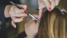 La maquilladora Cristina Lobato nos ofrece algunos consejos para parecer más jóvenes con la ayuda del maquillaje, señalando además, aquello que produce efecto contrario