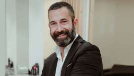 Peluquero icónico, Enrique Serrano, artífice de Salón Gaudí, con los pies en el suelo y la mente creativa y despierta más arriba, en el cielo, para disfrute de propios y extraños, clientes, equipo, amigos y quienes lo admiramos desde hace años