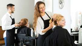 ¿Es la única solución en estos momentos? El debate está abierto, o bajada de IVA o aumento de tarifas en los servicios para el cliente en las peluquerías a fin de contratar trabajadores en los salones y retener a los ya existentes