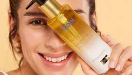 Es un aceite limpiador facial suave y ligero, que elimina los restos de maquillaje waterproof, protector solar resistente al agua, partículas de polución y exceso de sebo